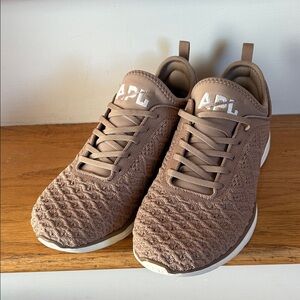 APL Men’s Techloom Phantom athletic shoes in almond/ivory.  NWOT. See sole photo
